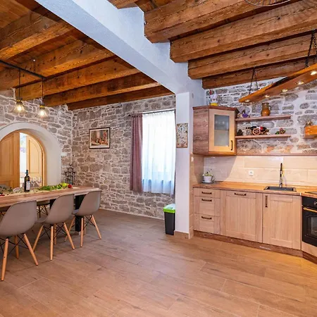 Holiday home Cozy In With Jacuzzi *